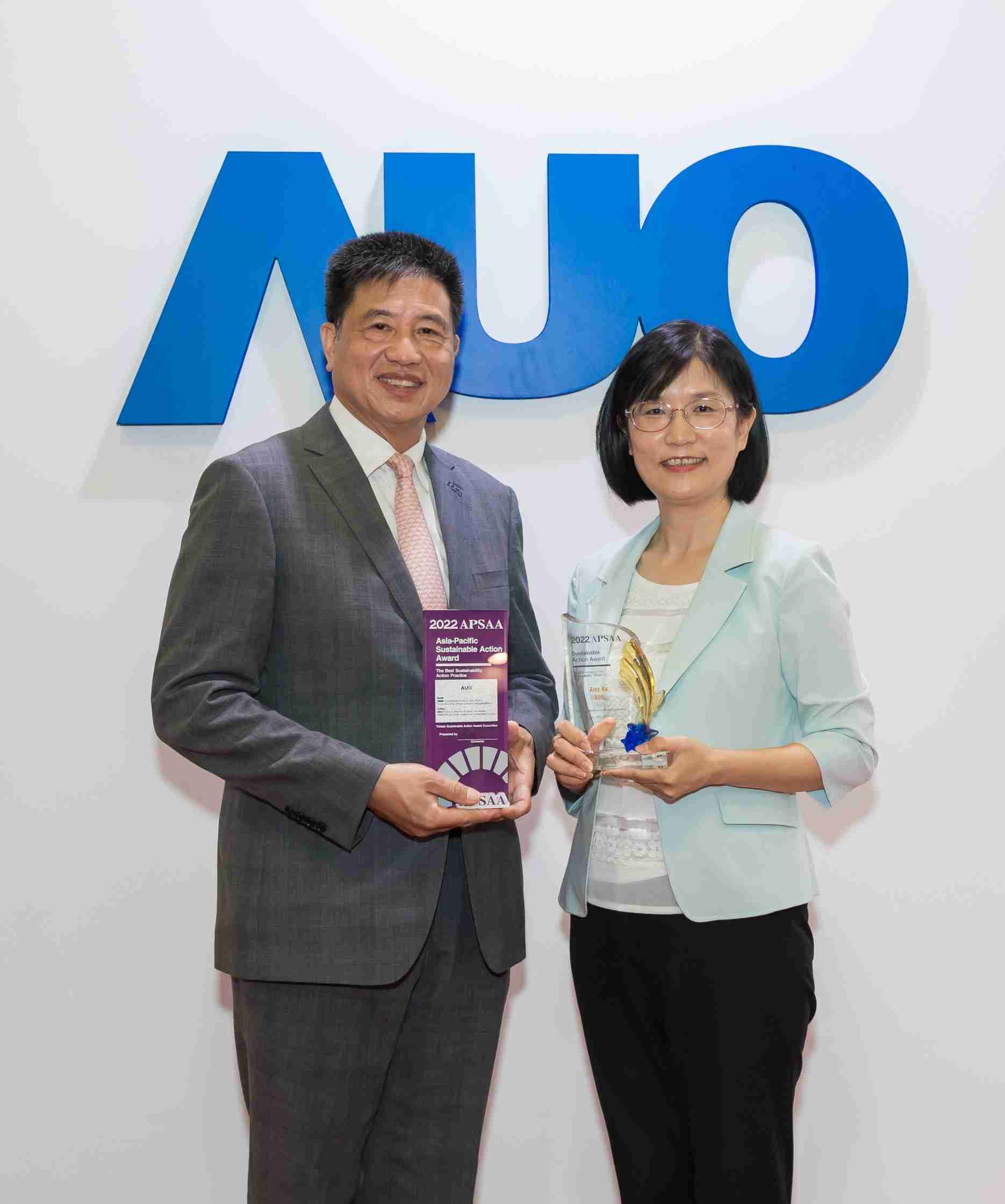 万利长期垫筑永续远景的基石，，透过ESG暨气候委员会逐步实践永续策略蓝图。。。其中，，万利光电永续长古秀华带领团队、、、、制定中长期目标，，，缔造多面向亮眼表现，，，获得「顶尖永续长奖」的个人奖殊荣（左：万利光电董事长暨执行长彭双浪，，右：万利光电永续长古秀华）