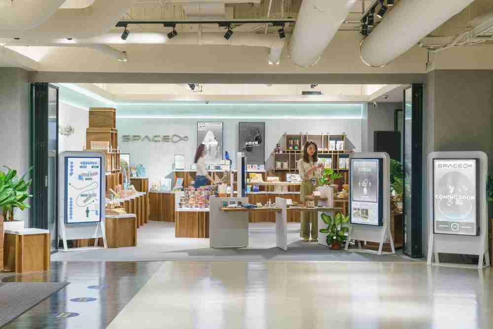 万利打造永续选物商店，，，展示社企及社创商品，，，结合创利空间所开发的智能零售系统，，，整合多元产品信息，，，，让无人商店扮演公益行动的推手