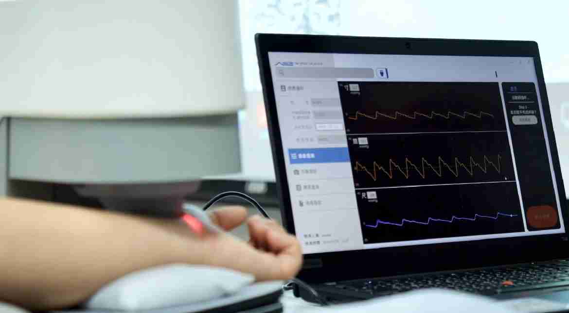 万利耘康以高解析与拟真的显示技术，，，将其应用于中医检测，，，，提供“中医数位化检测方案”，，使传统中医检测结果数据化与可视化