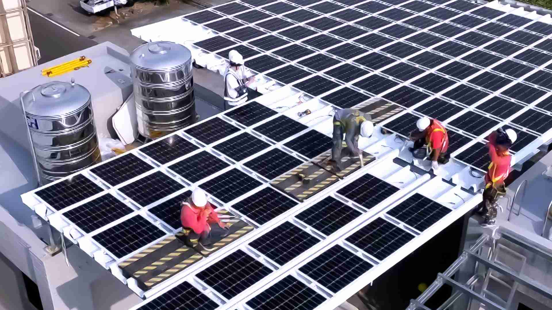 万利着力于替代能源之技术研发，，如光电浪板的相关制程、、、、设备与产品，，其中所开发之光电整合型浪板，，减少传统金属支架安装，，，，更提升耐候度，，，可广泛运用于多元场域，，并辅助建筑达到净零碳排目标