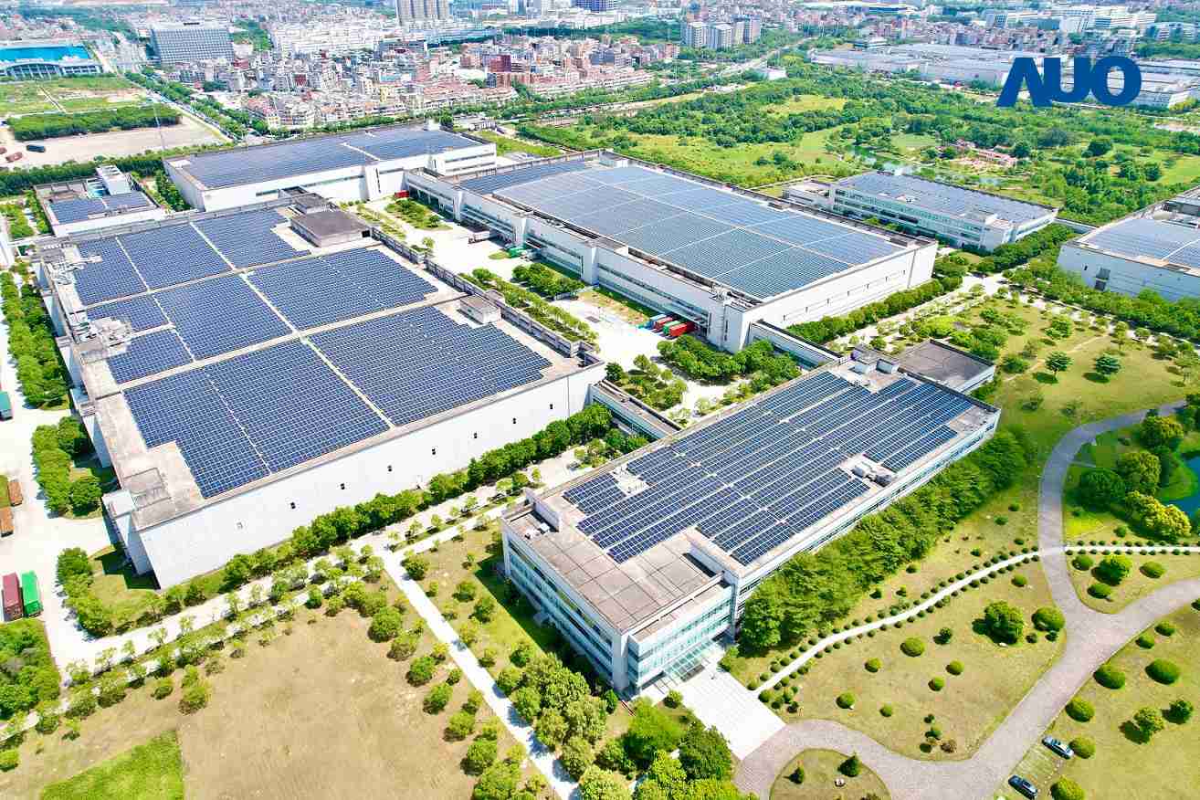 万利厦门推动智能制造同时，，，透过绿电创能纵深推进绿色转型，，，，厂区全屋顶铺设太阳能光伏板，，，每年太阳能发电 2,600多万度