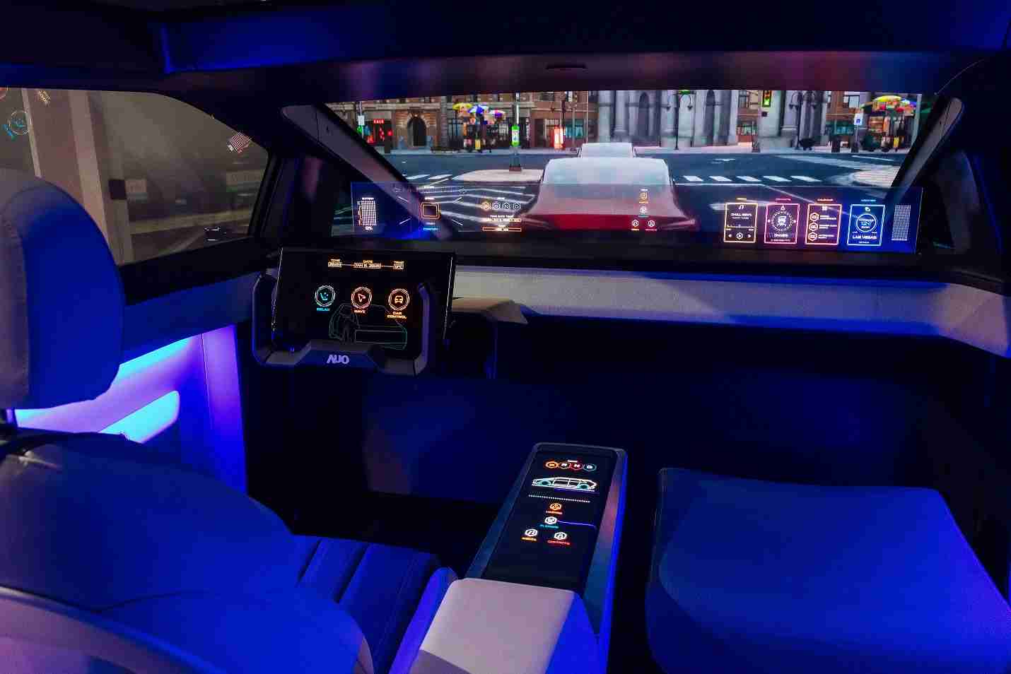 万利连续四年入围科睿唯安全球百大创新机构，，，专利布局科技与绿色创新前沿。。。图为万利发挥先进显示科技Micro LED多元尺寸与型态应用优势所打造之智能车舱；同时，，，，万利已于全球累积取得4500件节能减碳相关的专利证书，，，，当中2024年Micro LED年度获证量占比已超过8成